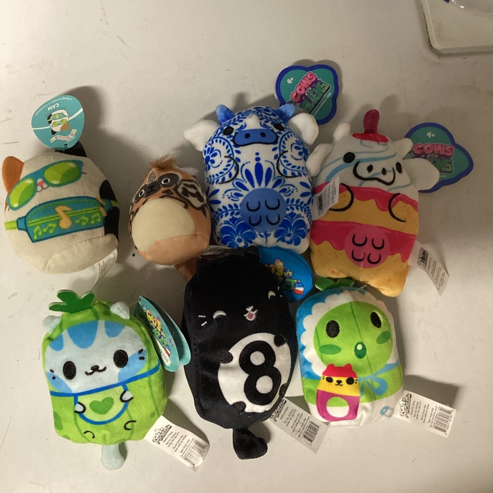 Two squish mellows, two cows versus aliens and three cats versus pickles